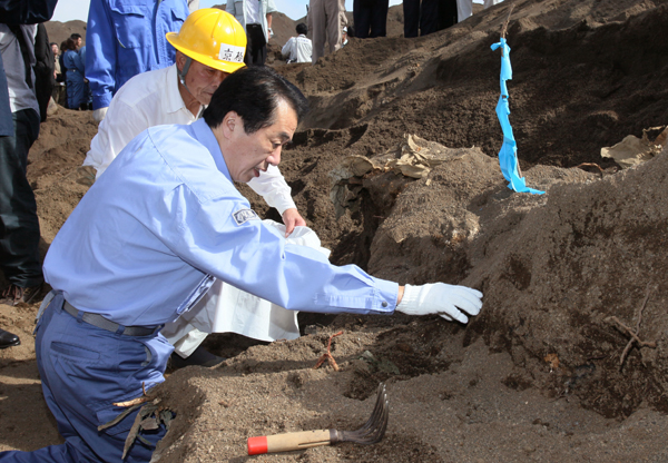 御遺骨収容作業をする菅総理