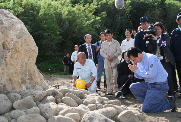 御遺骨に手を合わせる菅総理