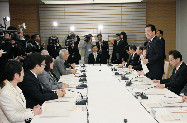 男女共同参画会議であいさつする菅総理１