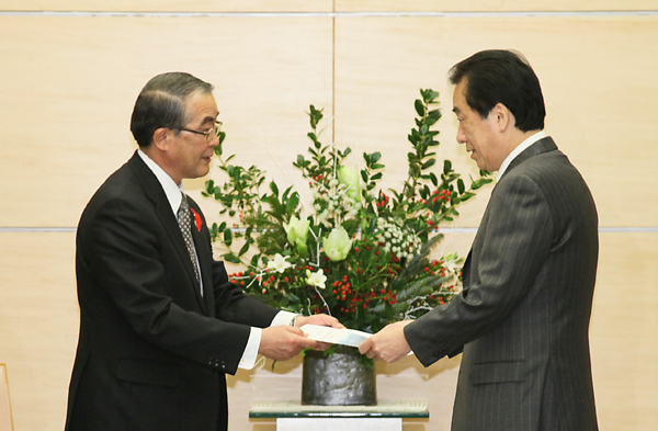 中村長崎県知事により要望書の手交を受ける菅総理１