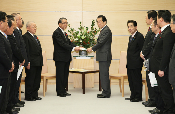 中村長崎県知事により要望書の手交を受ける菅総理２