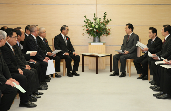 中村長崎県知事により表敬を受ける菅総理