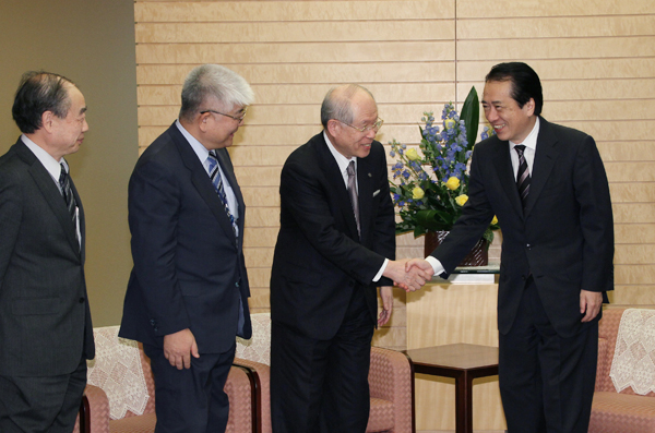 野依科学技術・学術審議会会長等による表敬を受ける菅総理