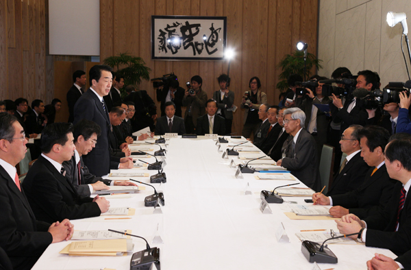 食と農林漁業の再生実現会議幹事会であいさつする菅総理１