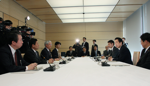 新卒者雇用・特命チーム会合であいさつする菅総理１