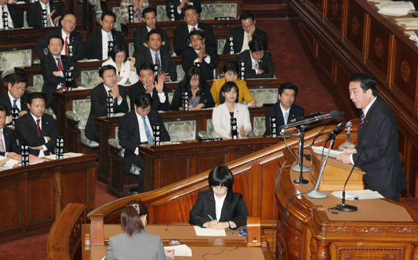 衆議院本会議で答弁する菅総理２