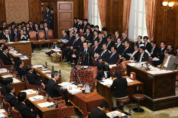 衆議院予算委員会で答弁する菅総理１