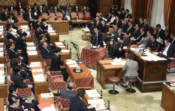 衆議院予算委員会で答弁する菅総理１