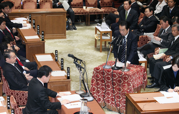 衆議院予算委員会で答弁する菅総理２