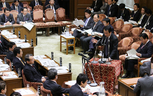 衆議院予算委員会で答弁する菅総理１