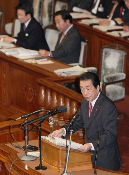 衆議院本会議で答弁する菅総理１