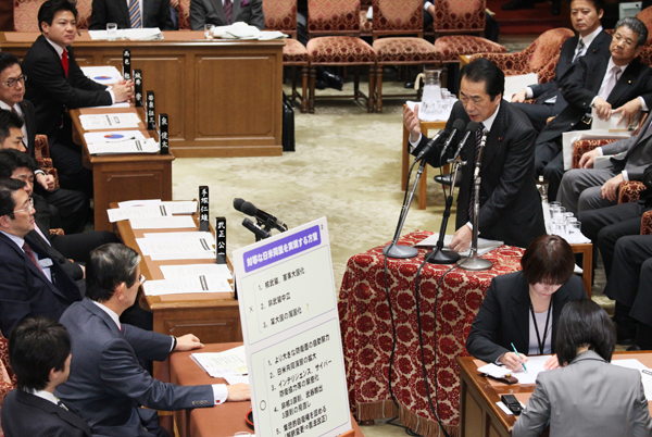 衆議院予算委員会で答弁する菅総理２