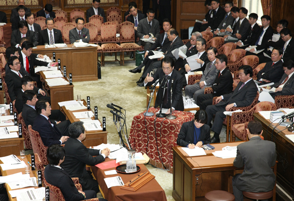 衆議院予算委員会で答弁する菅総理３