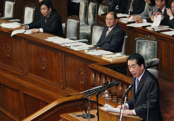 衆議院本会議で答弁する菅総理１