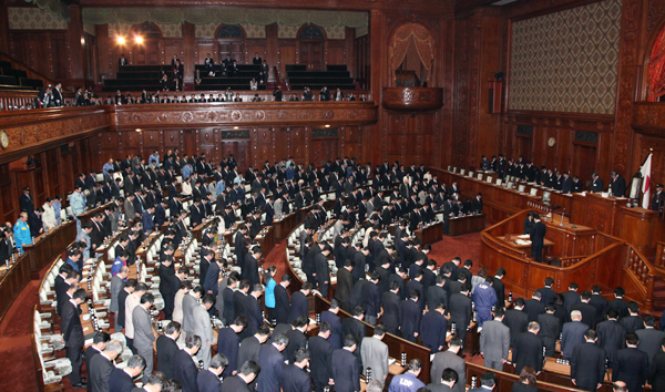 衆議院本会議において東北地方太平洋沖地震災害で犠牲になられた方々に黙祷する菅総理３