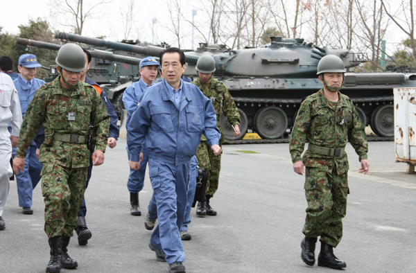 Ｊビレッジで戦車隊を視察する菅総理