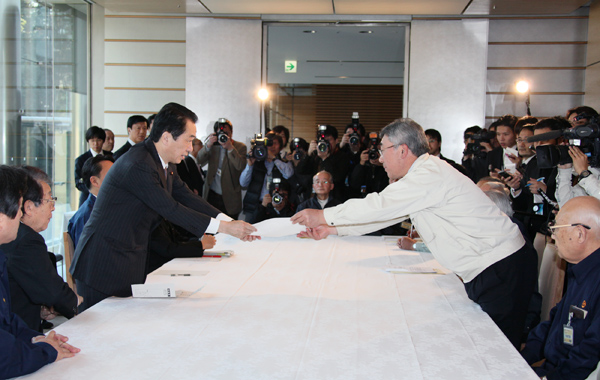 遠藤雄幸福島県双葉地方町村会会長から要望書を受け取る菅総理