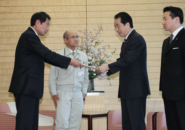 田中杉並区長から東日本大震災に伴う南相馬市支援に関する要請書を受け取る菅総理