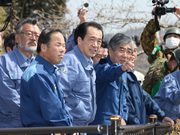 石巻市の被災現場の状況を確認する菅総理１