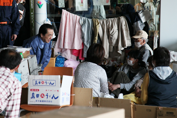 郡山市の避難所を訪問する菅総理１