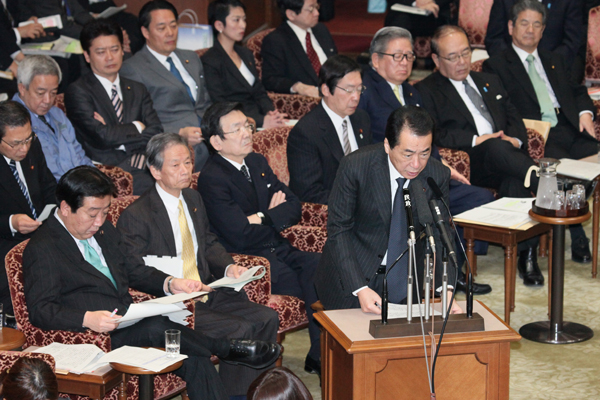 参議院決算委員会で答弁する菅総理１