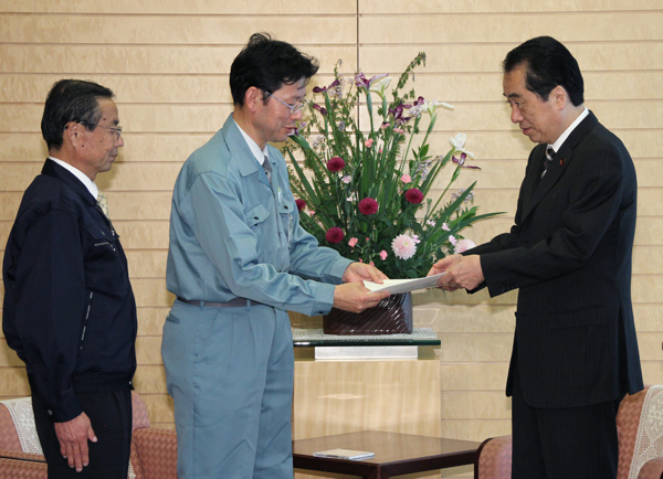 茨城県笠間市の田所和弘副市長から要望書を受け取る菅総理