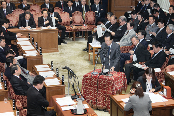 衆議院予算委員会で答弁する菅総理１