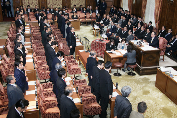 衆議院予算委員会での採決の様子