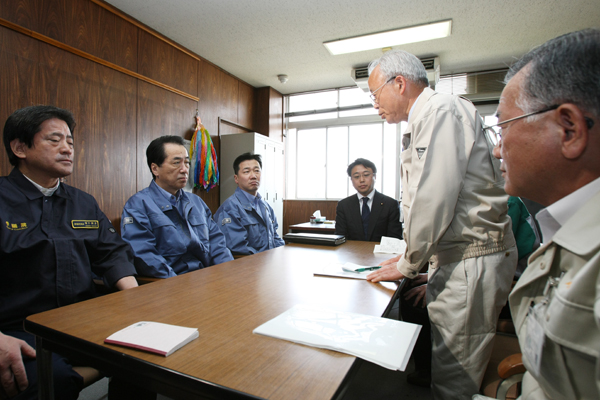 福島県双葉町の井戸川町長らと会談する菅総理１