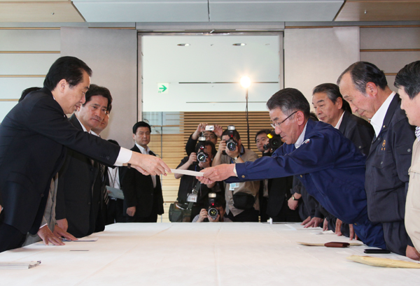 福島県飯舘村議会議長から東日本大震災に関する要望書を受け取る菅総理