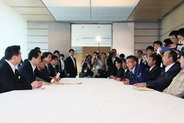 福島県飯舘村議会による東日本大震災に関する要望を受ける菅総理１