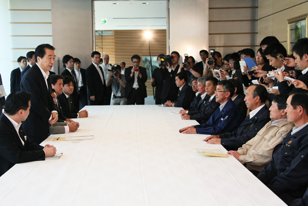 福島県飯舘村議会による東日本大震災に関する要望を受ける菅総理２