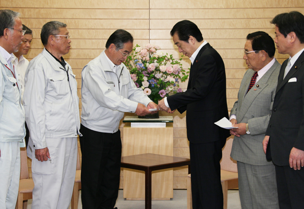 福島県浪江町議会議長から東日本大震災に関する要望書を受け取る菅総理