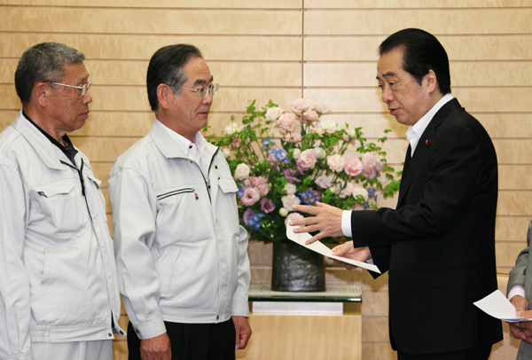 福島県浪江町議会による東日本大震災に関する要望を受ける菅総理１