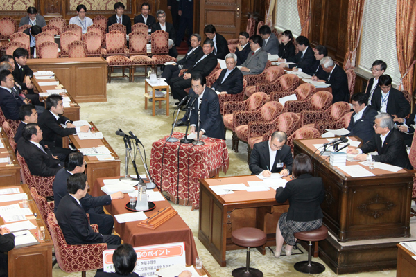 衆議院東日本大震災復興特別委員会で答弁する菅総理２