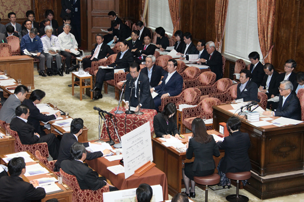 衆議院東日本大震災復興特別委員会で答弁する菅総理２