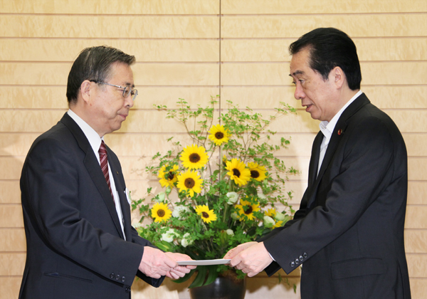 佐藤雄平知事からの要望書を受ける菅総理