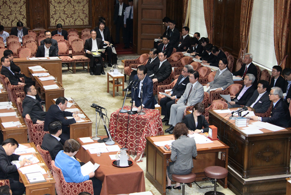 衆議院東日本大震災復興特別委員会で答弁する菅総理１