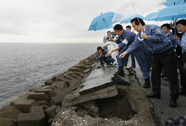 浦安市の被害状況を視察する菅総理２