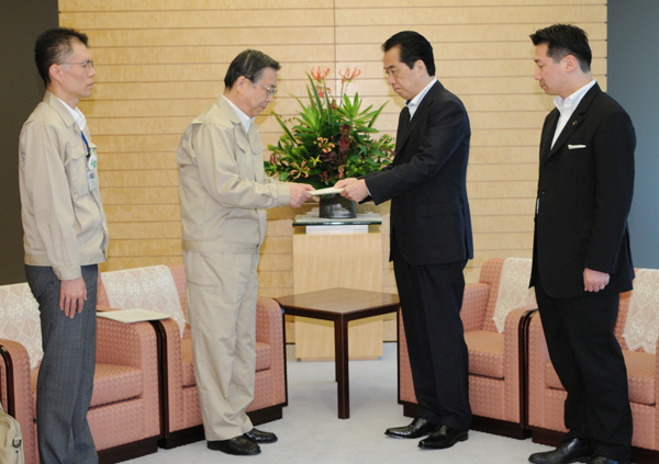 佐藤雄平知事からの要望書を受け取る菅総理