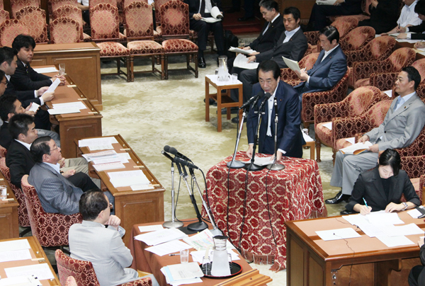 衆議院東日本大震災復興特別委員会で答弁する菅総理１