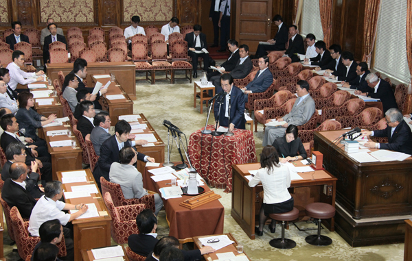 衆議院東日本大震災復興特別委員会で答弁する菅総理２