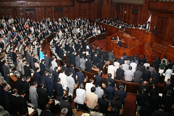 衆議院本会議で平成２３年度補正予算（第２号）の可決を受けて一礼する菅総理２