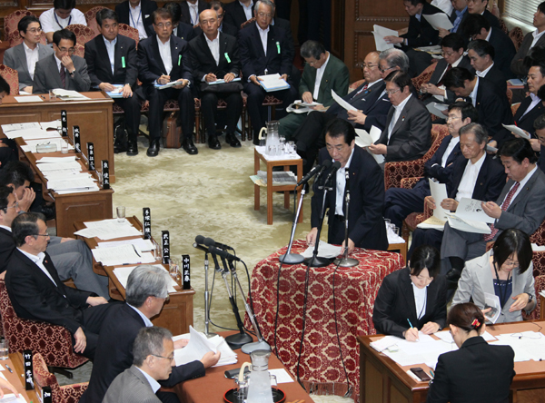 衆議院予算委員会で答弁する菅総理１