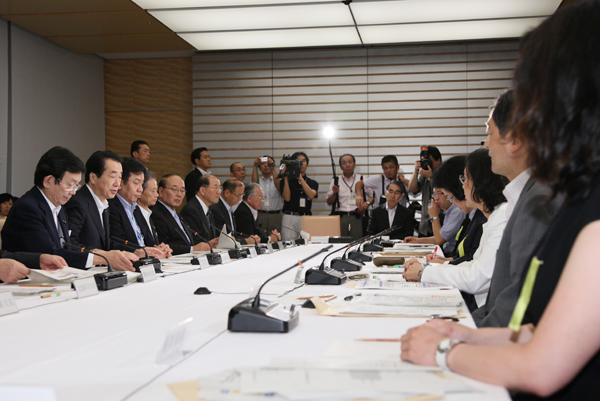 男女共同参画会議であいさつする菅総理２