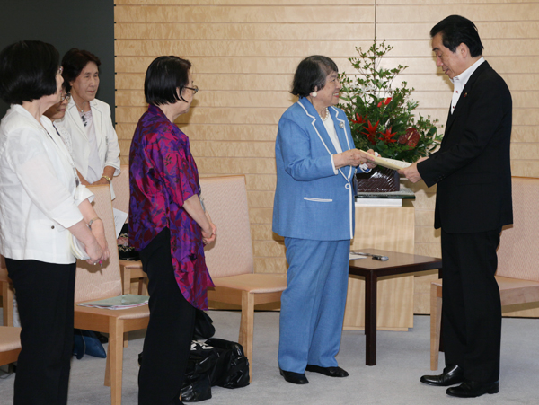 「災害・復興と男女共同参画」６・１１シンポジウム実行委員会から要望書を受け取る菅総理