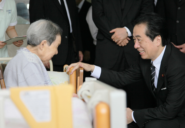 神田山やすらぎ園を慰問する菅総理１