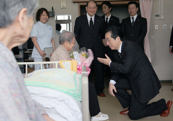 神田山やすらぎ園を慰問する菅総理２