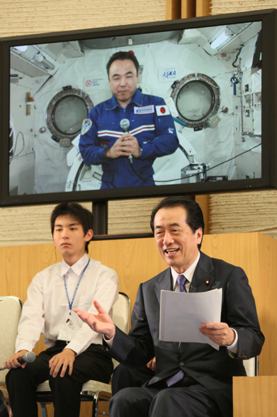 古川宇宙飛行士と交信する菅総理２