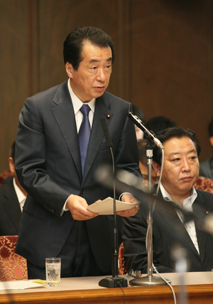 参議院財政金融委員会で答弁する菅総理３